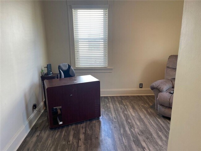 Building Photo - 11 Isabella Ave