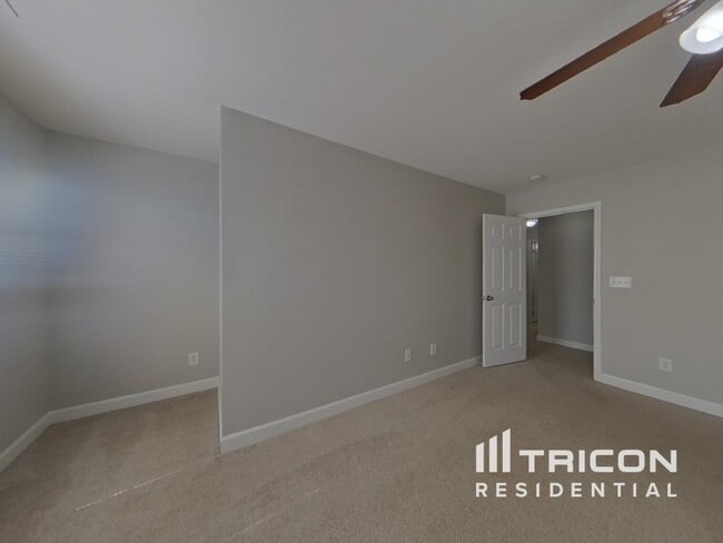 Building Photo - 956 Willow Creek Dr