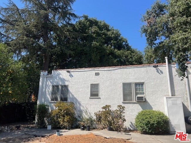Building Photo - 452 Alberta St