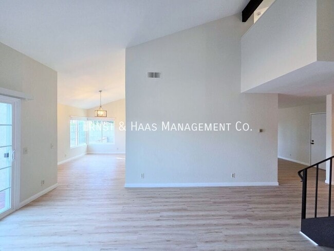 Building Photo - 1219 E Jay St