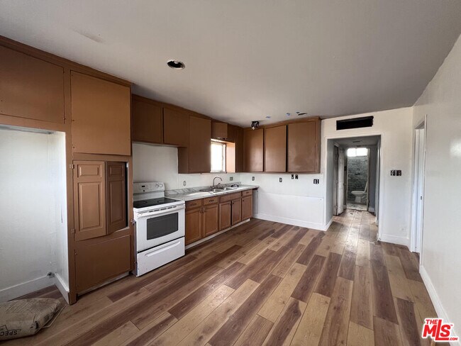 Primary Photo - 11916 Long Beach Blvd