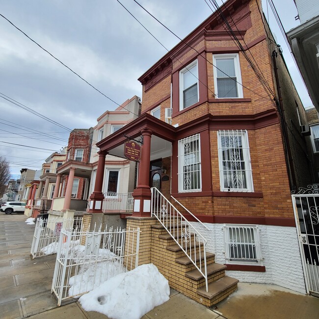 Building Photo - 242 46th St