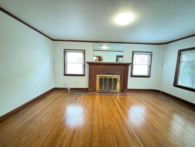 Building Photo - Newly updated 4 bedroom house in Laurelhurst neighborhood!