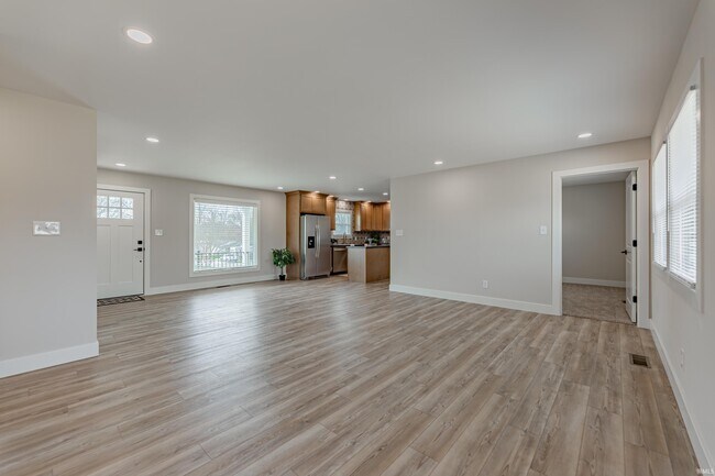 Building Photo - 911 Mayfair Dr