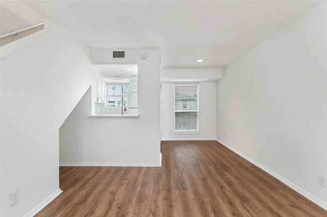 Building Photo - 1901 N Fitzhugh Ave