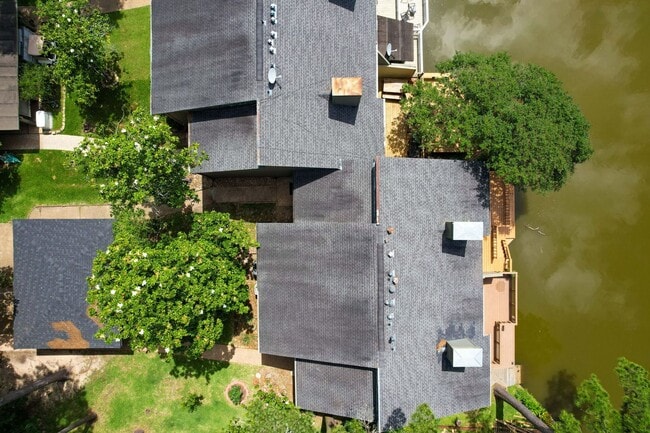 Building Photo - Waterfront Townhome in Elkins Lake