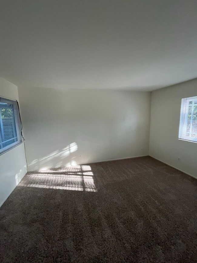 Building Photo - Beautiful 4 Bd Townhouse