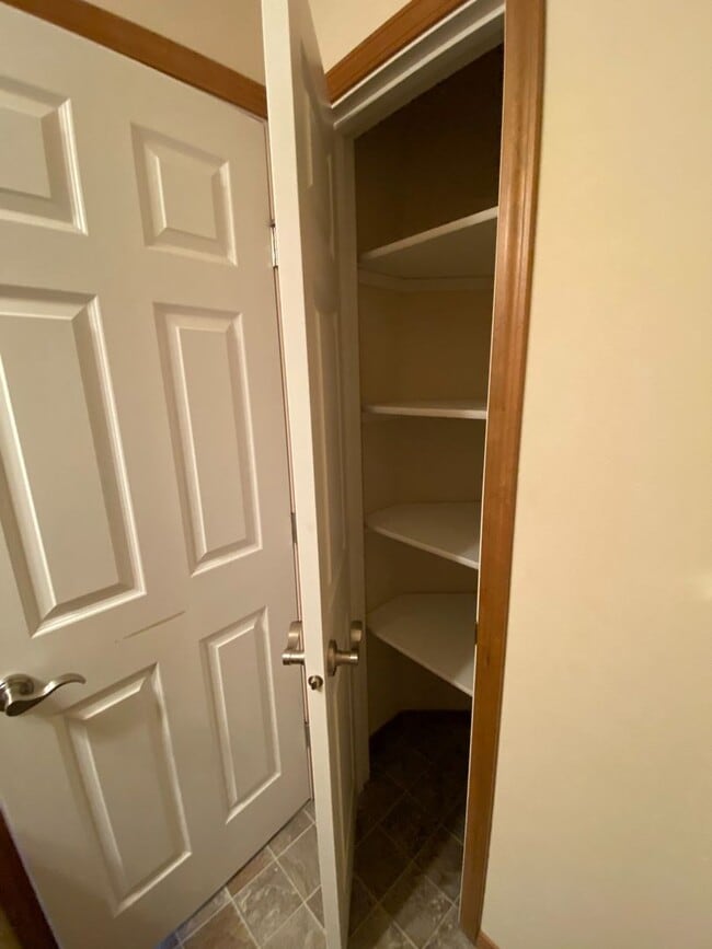 Building Photo - Centrally Located Townhouse w/ Single Car Garage!