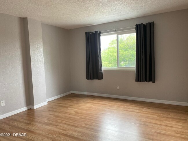 Building Photo - 732 N Halifax Ave