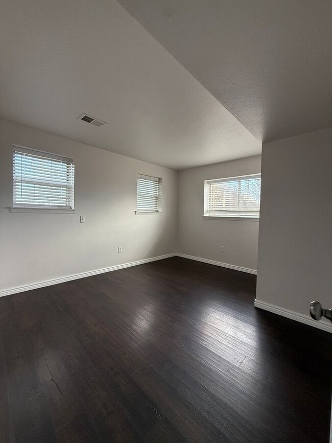 Building Photo - Beautiful Updated Beacon Hill Home - Newly...