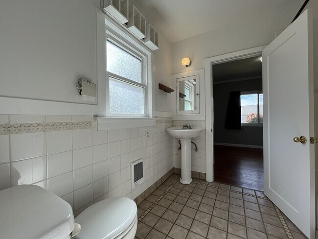 Building Photo - Charming St. Johns Bungalow with Fireplace, Bonus Space & Large Backyard