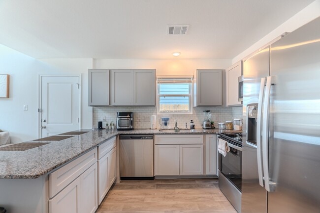 Building Photo - 16755 N Marie Vlg Dr