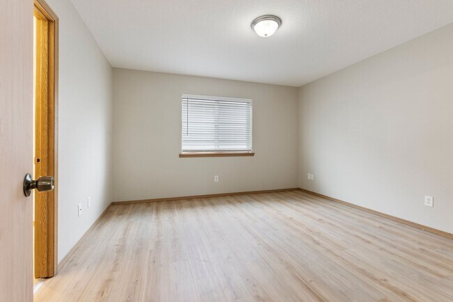 Building Photo - 5Bed/2.5 Bath House available