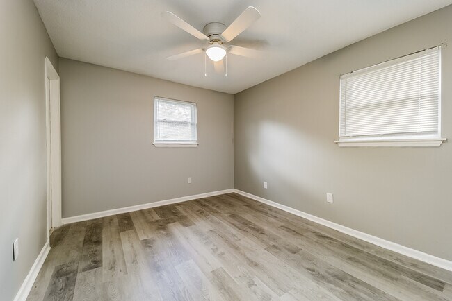 Building Photo - Impressive Home In Ladson