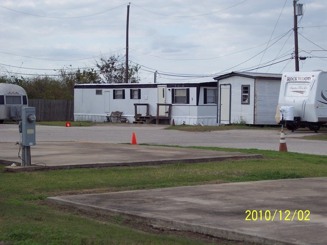 Building Photo - Creekside Apartments