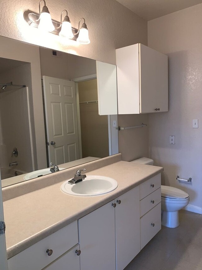 Building Photo - 1x1 Bright and spacious, convenient 1st fl...