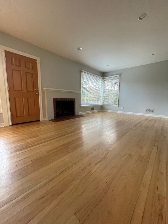 Building Photo - Sweet Maple Leaf Home for Lease