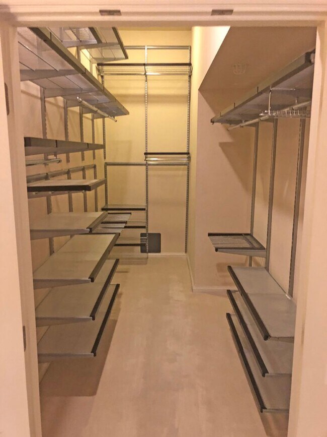 Building Photo - Incredibly Spacious Furnished 2 Bedroom/2 Bath Condo at Park Townsend