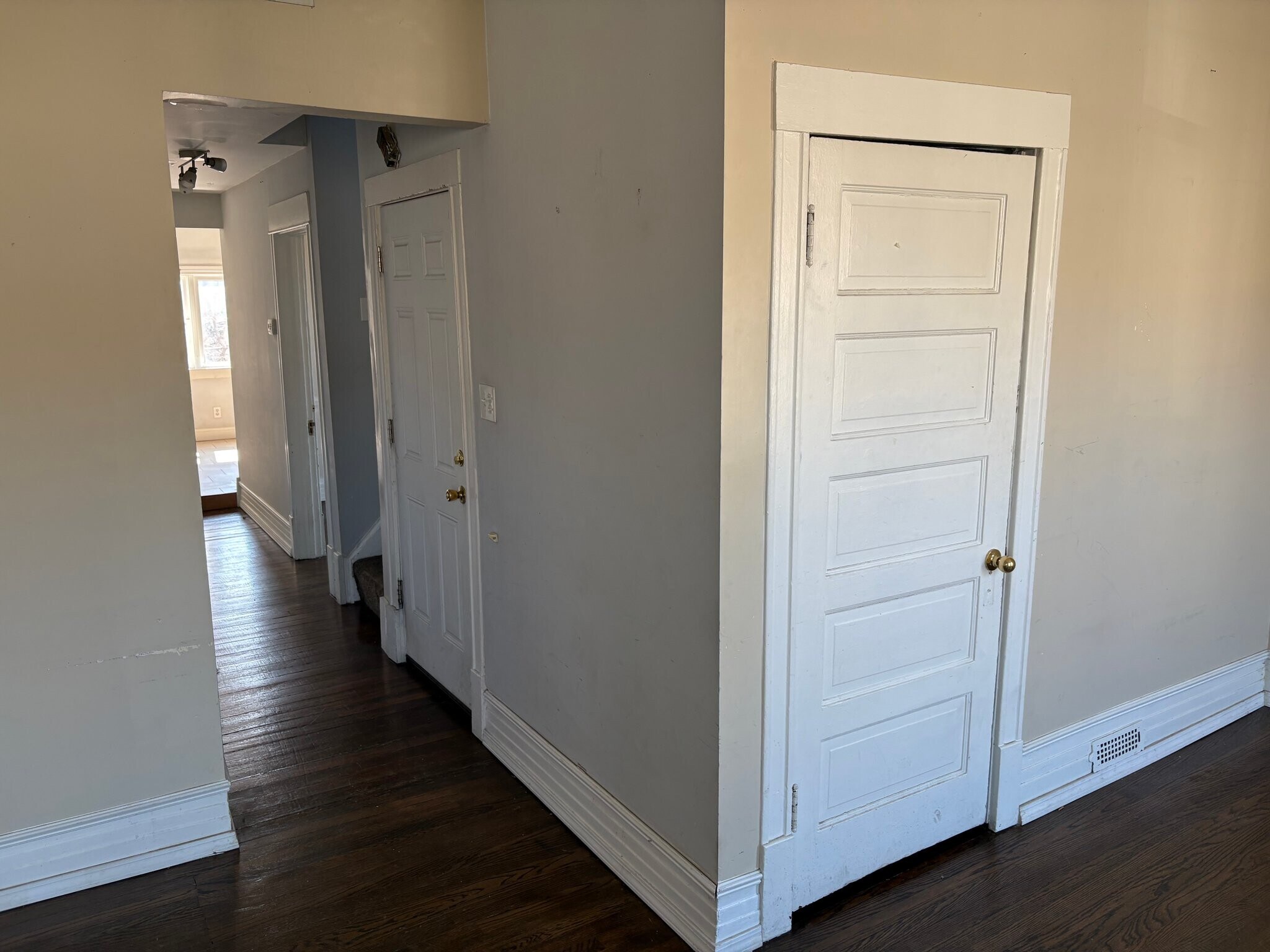 Building Photo - 1515 W Wilson Ave