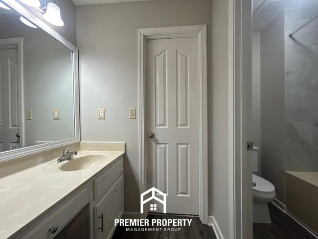 Building Photo - 7130 Redfern Dr