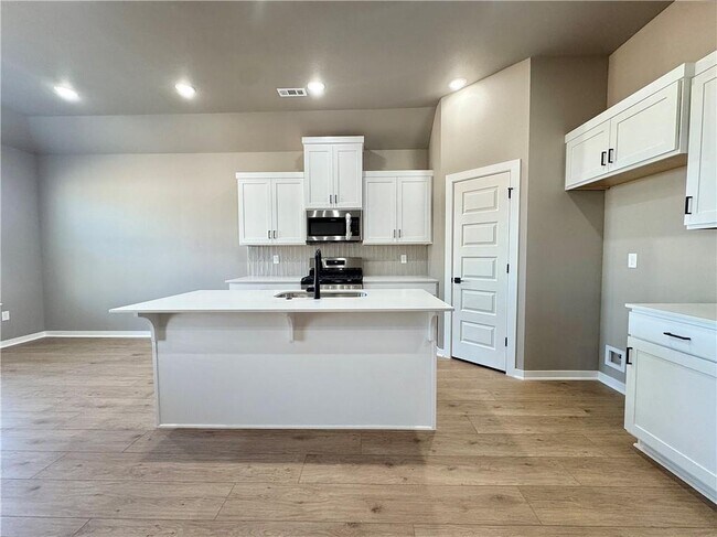 Building Photo - 5900 SW Desert Ave