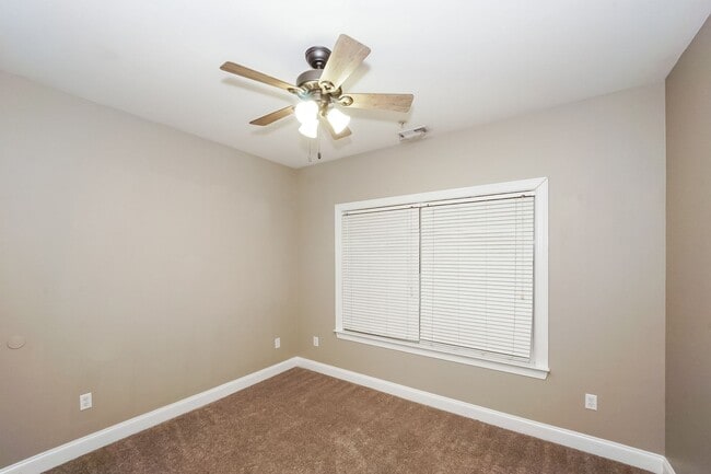 Building Photo - Available now! Lake-area living, 2 Bedroom Apartment