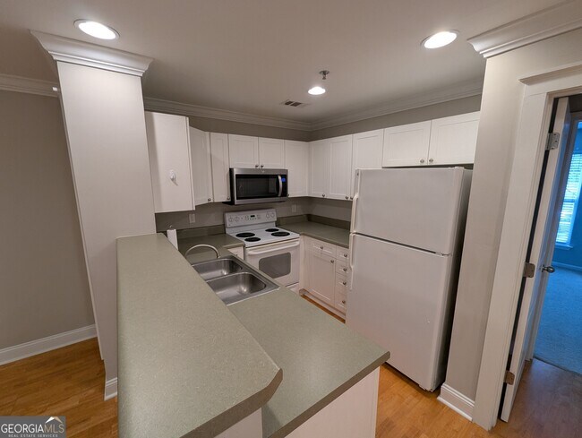 Building Photo - 490 S Barnett Shoals Rd