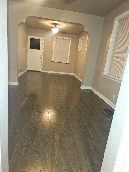 Building Photo - 1338 Van Buren St