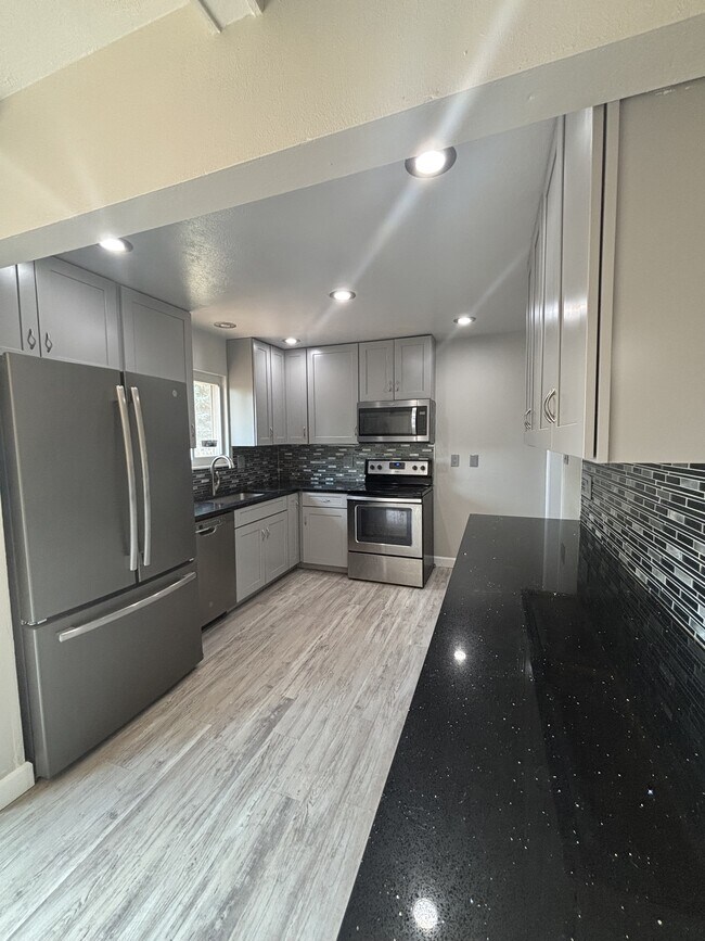 Building Photo - 3495 Montebello Dr W