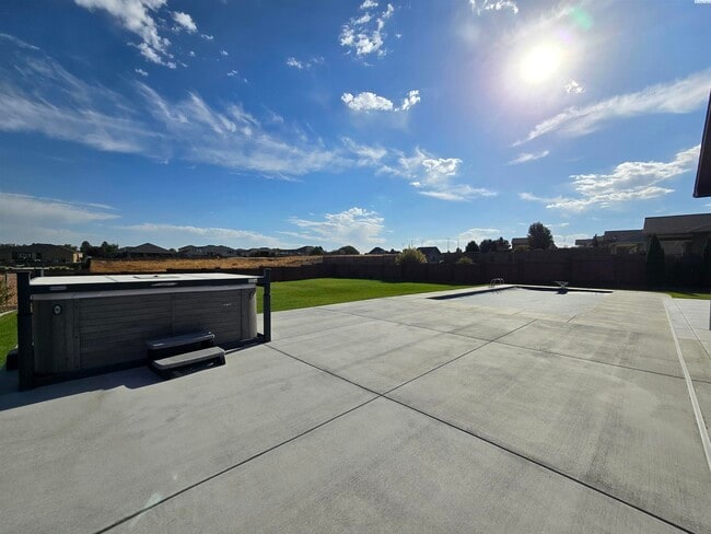 Building Photo - 3/4 Acre lot with Pool/Hot and Lawn Care I...