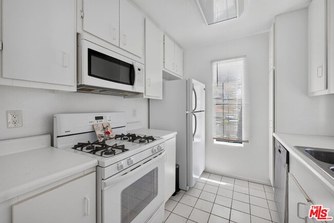 Building Photo - 2554 Olive Dr
