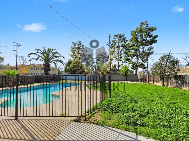 Building Photo - 1105 N College Ave