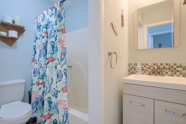 Building Photo - FURNISHED OFF-SEASON MONTHLY RENTAL-STARTI...
