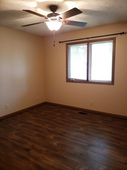 Building Photo - 5501 S 32nd Cir