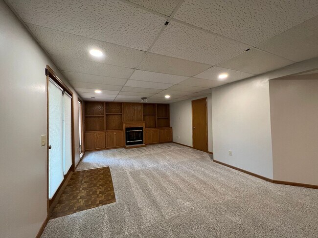 Building Photo - 3 Bedroom With 4th Non-Conforming In Diamo...