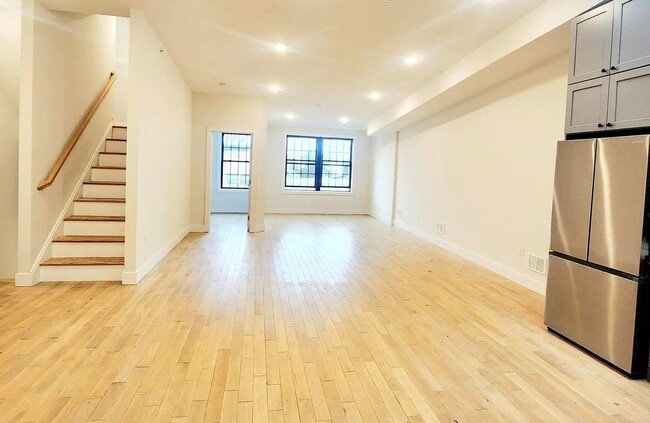 Building Photo - 131 Hopkins Ave