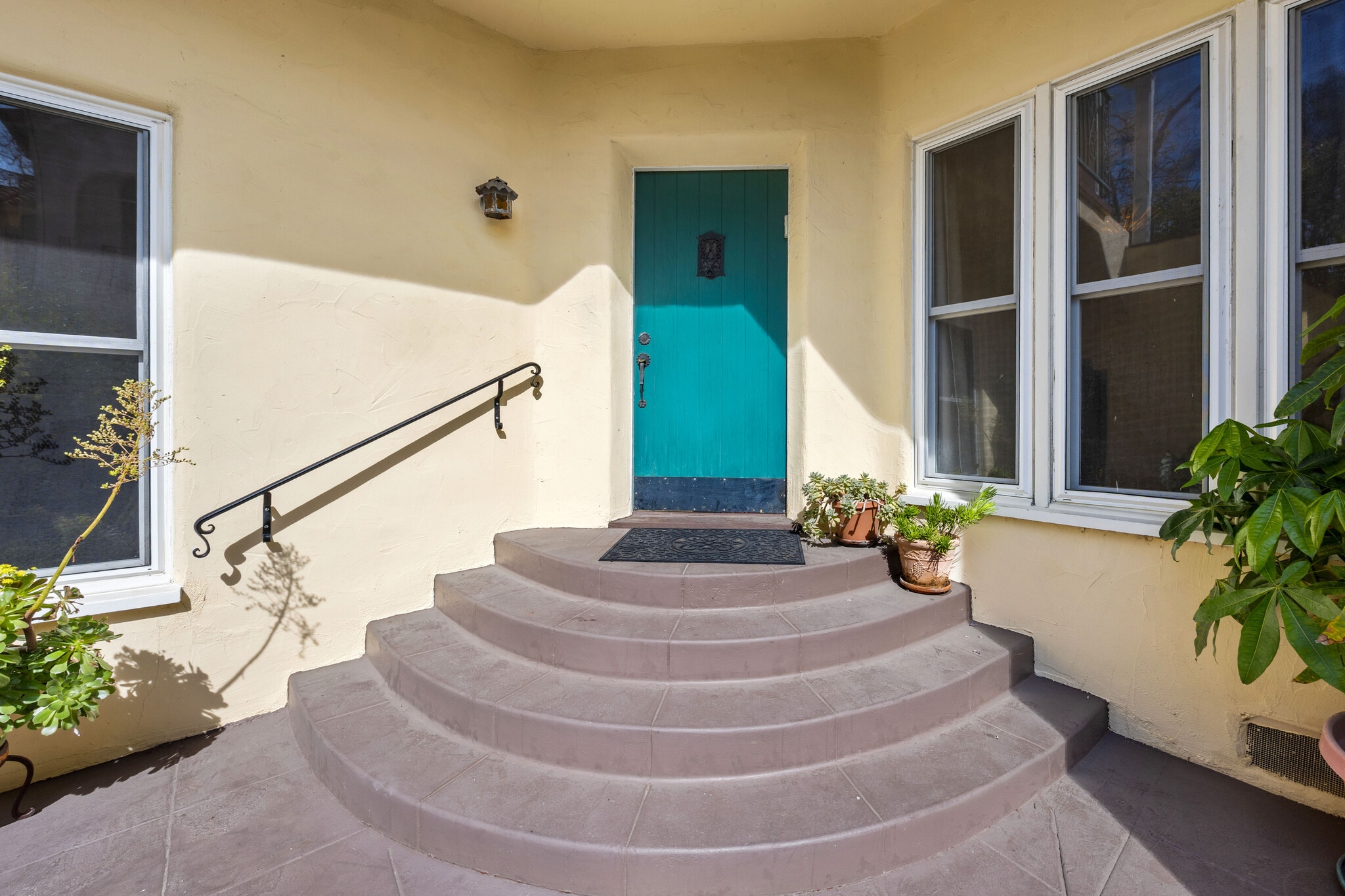 Building Photo - 166 N Arnaz Dr