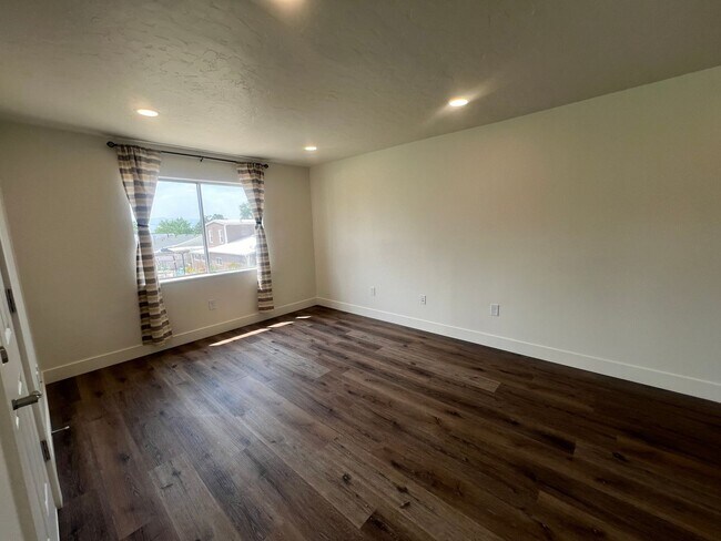 Building Photo - 345 E 400 N