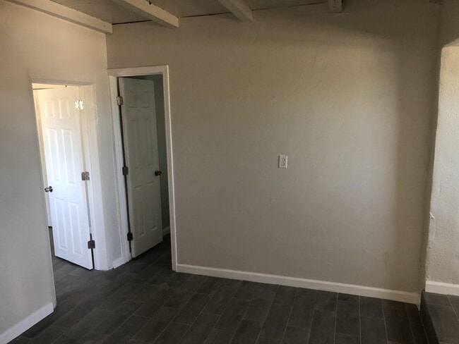 Building Photo - 235 W Kentucky St