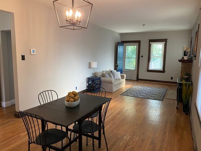 Building Photo - Beautiful Renovation in the Desirable South Hampton Neighborhood