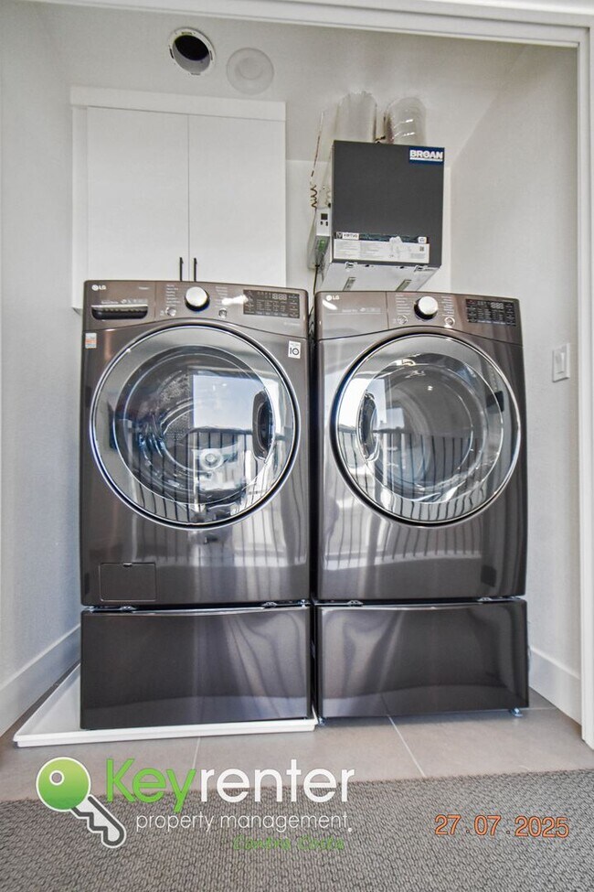 Building Photo - Newer Energy Efficient Luxury Townhouse in...