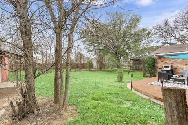 Building Photo - Charming Oak-Shaded Retreat in Woodway’s Coveted Bird Streets with Versatile Living Spaces & Work...