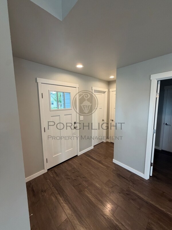 Building Photo - 2102 Snowbush St