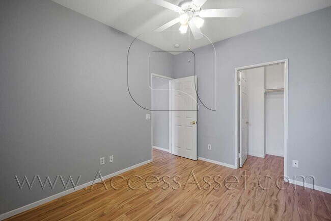 Building Photo - 3 Bed / 2.5 Bath Townhome | Open Layout + Modern Finishes