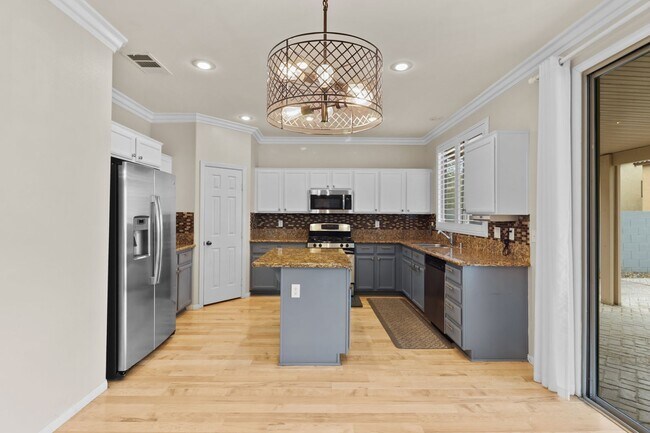Building Photo - SE!! Pebble and Pollock!! Crystal Springs!...