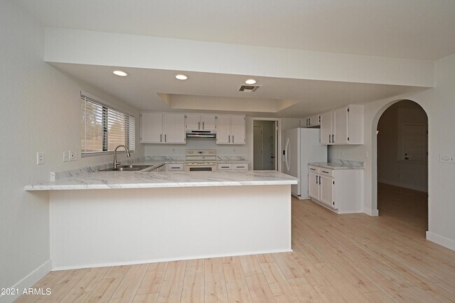 Building Photo - 7301 W Canterbury Dr