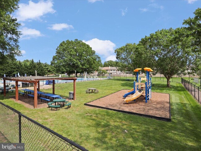 Building Photo - 1518 Summerset Pl
