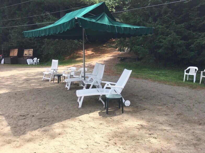 chairs and umbrellas provided in the summer - 11 Overlook Ln N