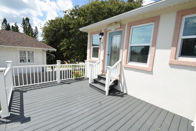 Building Photo - 403 N Oleander Ave