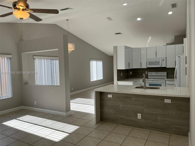 Building Photo - 1542 Presidio Dr
